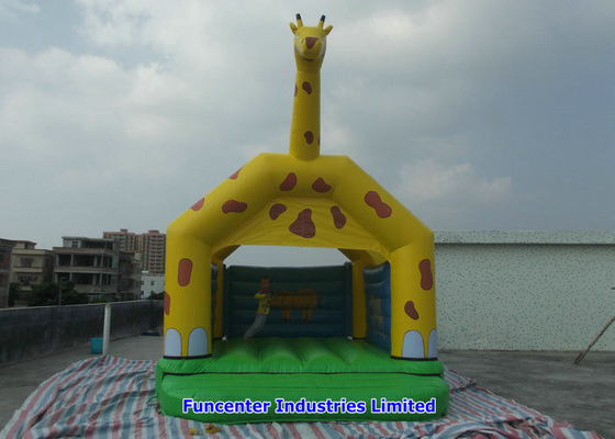 Τα κίτρινα Giraffe διογκώσιμα υπαίθρια παιχνίδια φυσούν - επάνω ασφαλές ράψιμο βελόνων Bouncy Castle διπλό