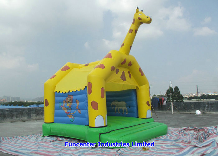 Τα κίτρινα Giraffe διογκώσιμα υπαίθρια παιχνίδια φυσούν - επάνω ασφαλές ράψιμο βελόνων Bouncy Castle διπλό
